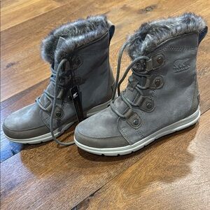 Sorel Gray Winter Boots with Plush Lining and Sturdy Sole